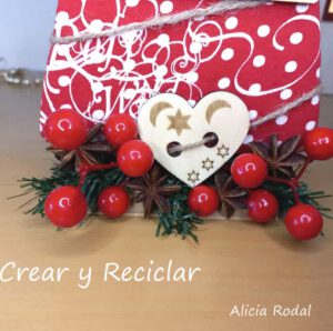 Descubre la forma más fácil y económica de hacer un precioso adorno navideño. En este tutorial aprenderás a crear una linda decoración navideña para tu casa, vender o regalar. Lo mejor de todo es que vamos a reutilizar materiales que podemos tener en casa, así que el resultado es espectacular y si gastar mucho dinero.