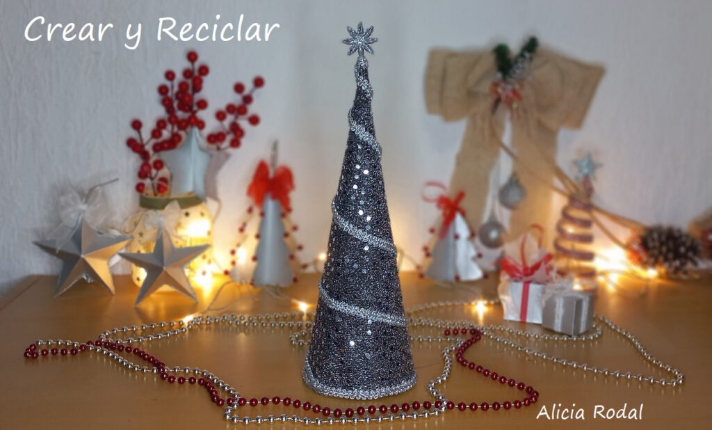 Para decorar nuestra casa en Navidad, no hace falta gastarnos mucho dinero, tan sólo reutilizar algunos materiales como una caja de cereales y trozos de telas de ropa que ya no usamos. En mi caso usaré 2 telas de un disfraz de cuando mi hija era pequeña. Me gustó este tejido porque es muy brillante, perfecto para hacer una hermosa decoración navideña, para tu casa vender o regalar.