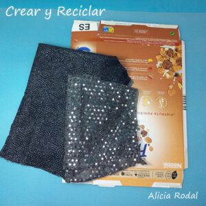 Para decorar nuestra casa en Navidad, no hace falta gastarnos mucho dinero, tan sólo reutilizar algunos materiales como una caja de cereales y trozos de telas de ropa que ya no usamos. En mi caso usaré 2 telas de un disfraz de cuando mi hija era pequeña. Me gustó este tejido porque es muy brillante, perfecto para hacer una hermosa decoración navideña, para tu casa vender o regalar.