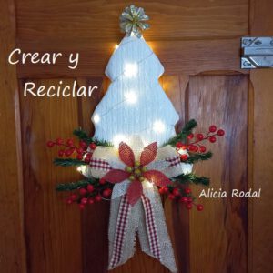 Para decorar nuestra casa esta Navidad, no necesitamos gastar mucho dinero, tan sólo un poquito de imaginación y creatividad, y bueno un tutorial que te enseñe ideas creativas de manualidades que podemos hacer reutilizando materiales reciclados que tenemos en casa. En este tutorial veremos una hermosa alternativa para decorar la puerta o una pared de nuestro hogar.