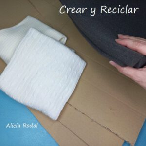 Para decorar nuestra casa esta Navidad, no necesitamos gastar mucho dinero, tan sólo un poquito de imaginación y creatividad, y bueno un tutorial que te enseñe ideas creativas de manualidades que podemos hacer reutilizando materiales reciclados que tenemos en casa. En este tutorial veremos una hermosa alternativa para decorar la puerta o una pared de nuestro hogar.