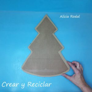 Para decorar nuestra casa esta Navidad, no necesitamos gastar mucho dinero, tan sólo un poquito de imaginación y creatividad, y bueno un tutorial que te enseñe ideas creativas de manualidades que podemos hacer reutilizando materiales reciclados que tenemos en casa. En este tutorial veremos una hermosa alternativa para decorar la puerta o una pared de nuestro hogar.