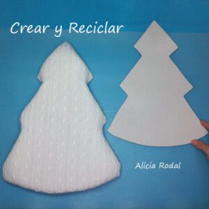 Para decorar nuestra casa esta Navidad, no necesitamos gastar mucho dinero, tan sólo un poquito de imaginación y creatividad, y bueno un tutorial que te enseñe ideas creativas de manualidades que podemos hacer reutilizando materiales reciclados que tenemos en casa. En este tutorial veremos una hermosa alternativa para decorar la puerta o una pared de nuestro hogar.