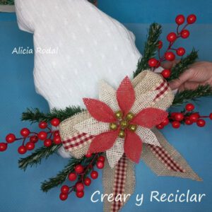 Para decorar nuestra casa esta Navidad, no necesitamos gastar mucho dinero, tan sólo un poquito de imaginación y creatividad, y bueno un tutorial que te enseñe ideas creativas de manualidades que podemos hacer reutilizando materiales reciclados que tenemos en casa. En este tutorial veremos una hermosa alternativa para decorar la puerta o una pared de nuestro hogar.