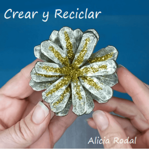 Para decorar nuestra casa esta Navidad, no necesitamos gastar mucho dinero, tan sólo un poquito de imaginación y creatividad, y bueno un tutorial que te enseñe ideas creativas de manualidades que podemos hacer reutilizando materiales reciclados que tenemos en casa. En este tutorial veremos una hermosa alternativa para decorar la puerta o una pared de nuestro hogar.