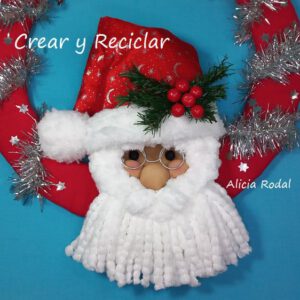 En la decoración navideña no puede faltar un Papá Noel o Santa Claus, que es el personaje más famoso y universal de la Navidad, sobre todo para los niños, ya que representa la ilusión por los tan ansiados regalos. En este tutorial les enseñaré a hacer una preciosa corona de Navidad de Papá Noel con materiales reciclados muy originales.