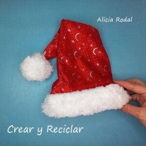 En la decoración navideña no puede faltar un Papá Noel o Santa Claus, que es el personaje más famoso y universal de la Navidad, sobre todo para los niños, ya que representa la ilusión por los tan ansiados regalos. En este tutorial les enseñaré a hacer una preciosa corona de Navidad de Papá Noel con materiales reciclados muy originales.