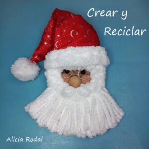 En la decoración navideña no puede faltar un Papá Noel o Santa Claus, que es el personaje más famoso y universal de la Navidad, sobre todo para los niños, ya que representa la ilusión por los tan ansiados regalos. En este tutorial les enseñaré a hacer una preciosa corona de Navidad de Papá Noel con materiales reciclados muy originales.