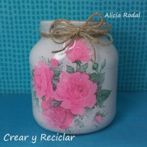 Existen muchísimas formas de decoración para las botellas, botes o frascos de vidrio y el Decoupage es uno de ellos. En este tutorial les muestro como aplicar la técnica Decoupage, pero invertida, con un resultado de estilo romántico o vintage, perfectas para la decoración de tu casa, o para regalar en San Valentín, como regalo en el día del amor y la amistad, como regalo para el día de las Madres, en Navidad, o como precioso centro de mesa para una celebración, como bodas, bautizos, comuniones, cumpleaños, aniversarios, etc.