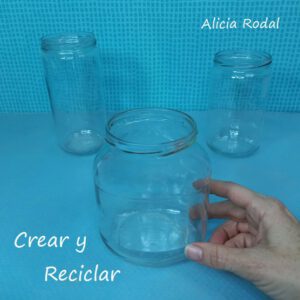 Existen muchísimas formas de decoración para las botellas, botes o frascos de vidrio y el Decoupage es uno de ellos. En este tutorial les muestro como aplicar la técnica Decoupage, pero invertida, con un resultado de estilo romántico o vintage, perfectas para la decoración de tu casa, o para regalar en San Valentín, como regalo en el día del amor y la amistad, como regalo para el día de las Madres, en Navidad, o como precioso centro de mesa para una celebración, como bodas, bautizos, comuniones, cumpleaños, aniversarios, etc.