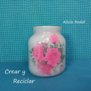 Existen muchísimas formas de decoración para las botellas, botes o frascos de vidrio y el Decoupage es uno de ellos. En este tutorial les muestro como aplicar la técnica Decoupage, pero invertida, con un resultado de estilo romántico o vintage, perfectas para la decoración de tu casa, o para regalar en San Valentín, como regalo en el día del amor y la amistad, como regalo para el día de las Madres, en Navidad, o como precioso centro de mesa para una celebración, como bodas, bautizos, comuniones, cumpleaños, aniversarios, etc.