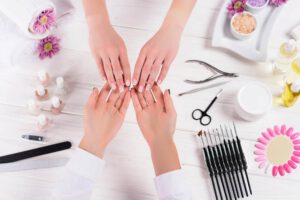 El cuidado de las uñas es importante para la salud de las manos y de los pies de las personas. Una buena higiene y cuidado de las manos se traduce en una uñas fuertes y resistentes, es por eso que el papel de la manicurista es de vital importancia.