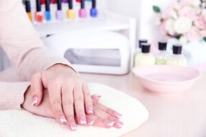 El cuidado de las uñas es importante para la salud de las manos y de los pies de las personas. Una buena higiene y cuidado de las manos se traduce en una uñas fuertes y resistentes, es por eso que el papel de la manicurista es de vital importancia.