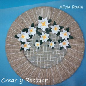 Para darle la bienvenida a la primavera podemos hacer algunas decoraciones sencillas en nuestra casa, para darle un toque especial, sobre todo a partir de los meses de marzo y abril. En este tutorial te muestro cómo hacer una corona de flores para celebrar la Pascua y la llegada de la primavera.