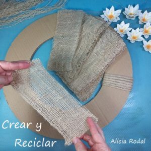 Para darle la bienvenida a la primavera podemos hacer algunas decoraciones sencillas en nuestra casa, para darle un toque especial, sobre todo a partir de los meses de marzo y abril. En este tutorial te muestro cómo hacer una corona de flores para celebrar la Pascua y la llegada de la primavera.