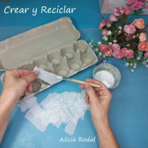 Una simple caja de cartón de huevos se puede transformar en una preciosa bandeja porta joyas o vacía bolsillos, para darle a cualquier mueble de nuestra habitación un toque romántico y elegante, además de creativo y original.