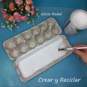 Una simple caja de cartón de huevos se puede transformar en una preciosa bandeja porta joyas o vacía bolsillos, para darle a cualquier mueble de nuestra habitación un toque romántico y elegante, además de creativo y original.