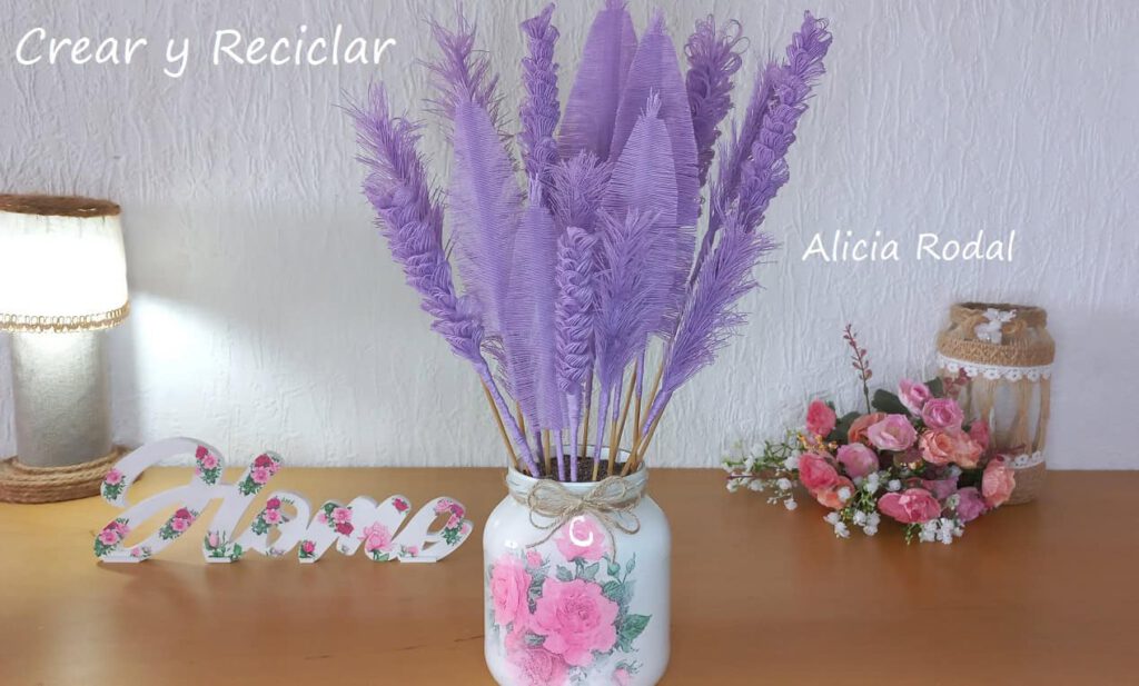 cómo hacer flores de tela con esos retazos o trozos de telas que te sobran y no sabes qué hacer con ellos. También lo podemos hacer con ropa usada para reutilizar cualquier tipo de tejido. Además, son súper fáciles y rápidas de hacer, así aprovechamos la ropa para darle una segunda vida. Descubre cómo convertir retazos en hermosas flores de telas.