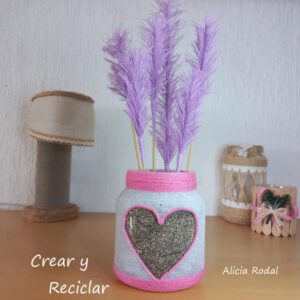 cómo hacer flores de tela con esos retazos o trozos de telas que te sobran y no sabes qué hacer con ellos. También lo podemos hacer con ropa usada para reutilizar cualquier tipo de tejido. Además, son súper fáciles y rápidas de hacer, así aprovechamos la ropa para darle una segunda vida. Descubre cómo convertir retazos en hermosas flores de telas.