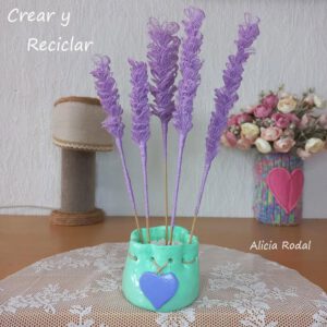 cómo hacer flores de tela con esos retazos o trozos de telas que te sobran y no sabes qué hacer con ellos. También lo podemos hacer con ropa usada para reutilizar cualquier tipo de tejido. Además, son súper fáciles y rápidas de hacer, así aprovechamos la ropa para darle una segunda vida. Descubre cómo convertir retazos en hermosas flores de telas.