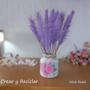 cómo hacer flores de tela con esos retazos o trozos de telas que te sobran y no sabes qué hacer con ellos. También lo podemos hacer con ropa usada para reutilizar cualquier tipo de tejido. Además, son súper fáciles y rápidas de hacer, así aprovechamos la ropa para darle una segunda vida. Descubre cómo convertir retazos en hermosas flores de telas.