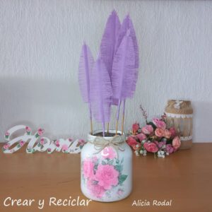 cómo hacer flores de tela con esos retazos o trozos de telas que te sobran y no sabes qué hacer con ellos. También lo podemos hacer con ropa usada para reutilizar cualquier tipo de tejido. Además, son súper fáciles y rápidas de hacer, así aprovechamos la ropa para darle una segunda vida. Descubre cómo convertir retazos en hermosas flores de telas.