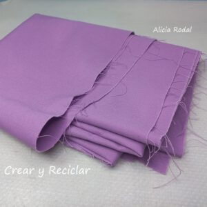 cómo hacer flores de tela con esos retazos o trozos de telas que te sobran y no sabes qué hacer con ellos. También lo podemos hacer con ropa usada para reutilizar cualquier tipo de tejido. Además, son súper fáciles y rápidas de hacer, así aprovechamos la ropa para darle una segunda vida. Descubre cómo convertir retazos en hermosas flores de telas.