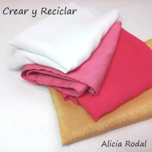 En este tutorial les enseño como hacer flores de tela fácil: 2 ideas diferentes para aprovechar la ropa usada. Aprende a crear flores de tela fáciles con trozos de telas que tengas en casa, como ropa de tus hijos que ya nos les sirve o retazos de cortinas. Además, son súper fáciles y rápidas de hacer. El resultado te sorprenderá.