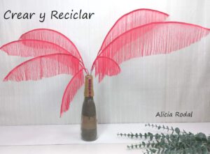 En este tutorial les enseño como hacer flores de tela fácil: 2 ideas diferentes para aprovechar la ropa usada. Aprende a crear flores de tela fáciles con trozos de telas que tengas en casa, como ropa de tus hijos que ya nos les sirve o retazos de cortinas. Además, son súper fáciles y rápidas de hacer. El resultado te sorprenderá.