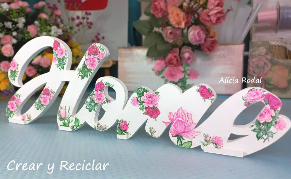 La técnica Decoupage es sencillamente espectacular para decorar todo tipo de materiales y combinar con diferentes técnicas. En este tutorial les comparto 7 Ideas de manualidades que puedes hacer para vender con la misma servilleta de papel decorada y materiales como el papel, cartón, vidrio, plástico y madera. Para estas ideas voy a utilizar estas servilletas de papel blancas, con un hermoso y delicado estampado de rosas rosa.