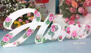 La técnica Decoupage es sencillamente espectacular para decorar todo tipo de materiales y combinar con diferentes técnicas. En este tutorial les comparto 7 Ideas de manualidades que puedes hacer para vender con la misma servilleta de papel decorada y materiales como el papel, cartón, vidrio, plástico y madera. Para estas ideas voy a utilizar estas servilletas de papel blancas, con un hermoso y delicado estampado de rosas rosa.