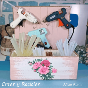 La técnica Decoupage es sencillamente espectacular para decorar todo tipo de materiales y combinar con diferentes técnicas. En este tutorial les comparto 7 Ideas de manualidades que puedes hacer para vender con la misma servilleta de papel decorada y materiales como el papel, cartón, vidrio, plástico y madera. Para estas ideas voy a utilizar estas servilletas de papel blancas, con un hermoso y delicado estampado de rosas rosa.