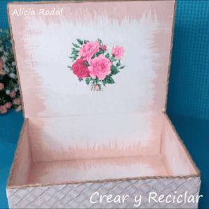 La técnica Decoupage es sencillamente espectacular para decorar todo tipo de materiales y combinar con diferentes técnicas. En este tutorial les comparto 7 Ideas de manualidades que puedes hacer para vender con la misma servilleta de papel decorada y materiales como el papel, cartón, vidrio, plástico y madera. Para estas ideas voy a utilizar estas servilletas de papel blancas, con un hermoso y delicado estampado de rosas rosa.