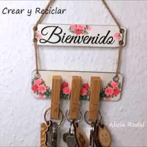 La técnica Decoupage es sencillamente espectacular para decorar todo tipo de materiales y combinar con diferentes técnicas. En este tutorial les comparto 7 Ideas de manualidades que puedes hacer para vender con la misma servilleta de papel decorada y materiales como el papel, cartón, vidrio, plástico y madera. Para estas ideas voy a utilizar estas servilletas de papel blancas, con un hermoso y delicado estampado de rosas rosa.