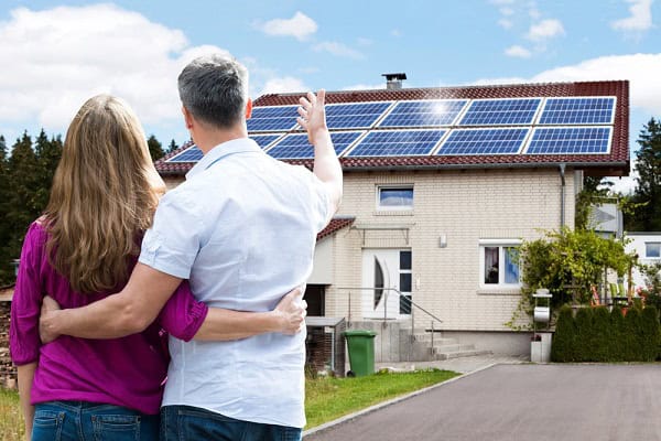 Ahora que vivimos en plena era de la transición energética, cada vez son más las familias y empresas que están optando por instalar placas solares en sus hogares o negocios. La razón es sencilla: se trata de una inversión que, además de ayudar a reducir la huella de carbono, también puede suponer un ahorro económico importante a largo plazo.