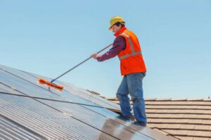 Ahora que vivimos en plena era de la transición energética, cada vez son más las familias y empresas que están optando por instalar placas solares en sus hogares o negocios. La razón es sencilla: se trata de una inversión que, además de ayudar a reducir la huella de carbono, también puede suponer un ahorro económico importante a largo plazo.