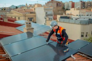 Ahora que vivimos en plena era de la transición energética, cada vez son más las familias y empresas que están optando por instalar placas solares en sus hogares o negocios. La razón es sencilla: se trata de una inversión que, además de ayudar a reducir la huella de carbono, también puede suponer un ahorro económico importante a largo plazo.