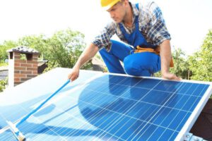 Ahora que vivimos en plena era de la transición energética, cada vez son más las familias y empresas que están optando por instalar placas solares en sus hogares o negocios. La razón es sencilla: se trata de una inversión que, además de ayudar a reducir la huella de carbono, también puede suponer un ahorro económico importante a largo plazo.