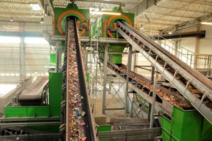 Las nuevas tecnologías están enfocadas en crear productos a partir del reciclaje, recuperando materiales y dando una nueva visión a todo tipo de industrias, ofreciendo un nuevo uso a cada tipo de residuo, según el material.