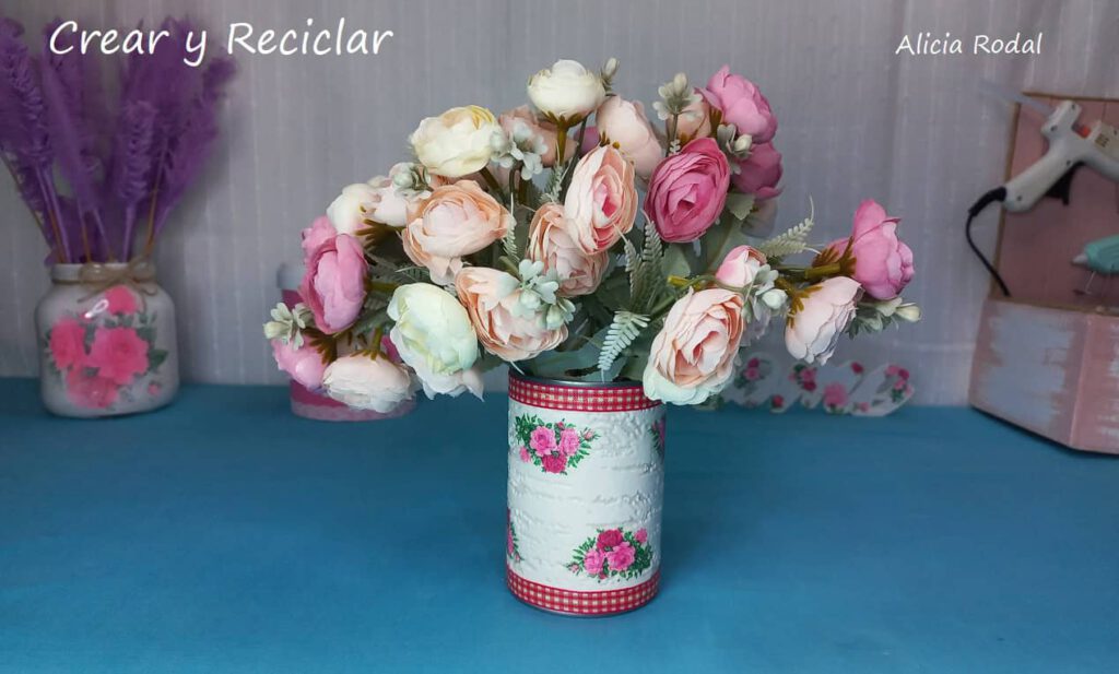 En este tutorial les muestro una manera muy fácil de decorar una simple lata con la técnica Decoupage y otros materiales sencillos que tenemos en casa. Ideas útiles y simples para la organización y decoración del hogar, que pueden tener funciones distintas.