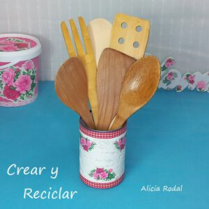 En este tutorial les muestro una manera muy fácil de decorar una simple lata con la técnica Decoupage y otros materiales sencillos que tenemos en casa. Ideas útiles y simples para la organización y decoración del hogar, que pueden tener funciones distintas.