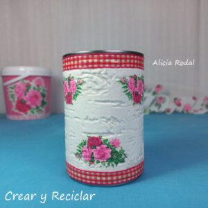En este tutorial les muestro una manera muy fácil de decorar una simple lata con la técnica Decoupage y otros materiales sencillos que tenemos en casa. Ideas útiles y simples para la organización y decoración del hogar, que pueden tener funciones distintas.