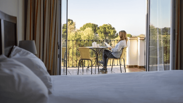 A Coruña ofrece una fusión singular entre historia, arquitectura y vida costera. Los apartamentos turísticos se han consolidado como una alternativa cada vez más demandada para quienes desean explorar la ciudad sin horarios impuestos y con plena autonomía.