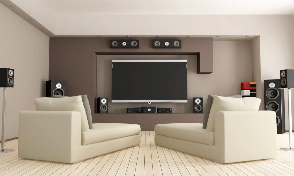 Montar un sistema de sonido en casa puede ser una experiencia emocionante, pero también está llena de desafíos que, si no se consideran con cuidado, pueden afectar la calidad del audio. Hay errores muy comunes que cometemos sin darnos cuenta. Aquí verás unos consejos sencillos de cómo evitarlos para lograr una experiencia auditiva óptima en tu hogar.