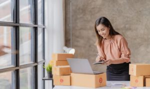 El impacto de la digitalización en los procesos de envío y entrega. En la actualidad, la transformación digital ha revolucionado la forma en la que las empresas operan y ofrecen sus servicios, y las empresas de mensajería se suman a la era digital.