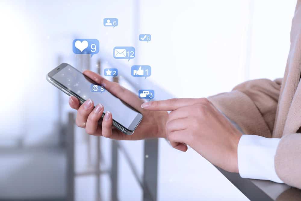 Hoy, tanto si buscas tu primer empleo como si llevas años en el mundo laboral y buscas una nueva oportunidad, la tecnología y las redes sociales son herramientas clave que pueden abrirte muchas puertas… aunque también pueden cerrarlas si no se usan bien