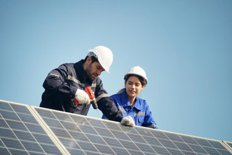 Cada vez más hogares en España y en el mundo en general apuestan por la energía solar como una forma de reducir su factura eléctrica y contribuir a un modelo energético más sostenible y respetuoso con el medio ambiente.