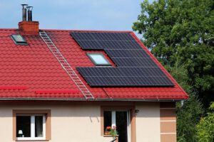 Cada vez más hogares en España y en el mundo en general apuestan por la energía solar como una forma de reducir su factura eléctrica y contribuir a un modelo energético más sostenible y respetuoso con el medio ambiente. 
