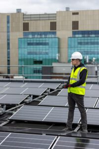 Cada vez más hogares en España y en el mundo en general apuestan por la energía solar como una forma de reducir su factura eléctrica y contribuir a un modelo energético más sostenible y respetuoso con el medio ambiente.