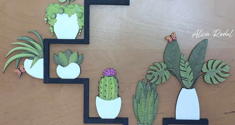 Mini jardín vertical de madera cortado con láser y pintado a mano con acuarelas. Una pieza que fusiona la precisión de la tecnología con la calidez del arte y mi pasión como artista.
